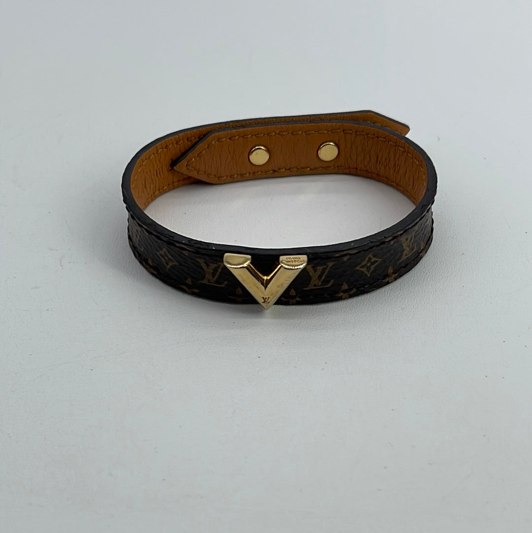 Bracelet essential v Louis Vuitton Doré en Métal - 9830446  Bijoux louis  vuitton, Bracelet louis vuitton, Louis vuitton