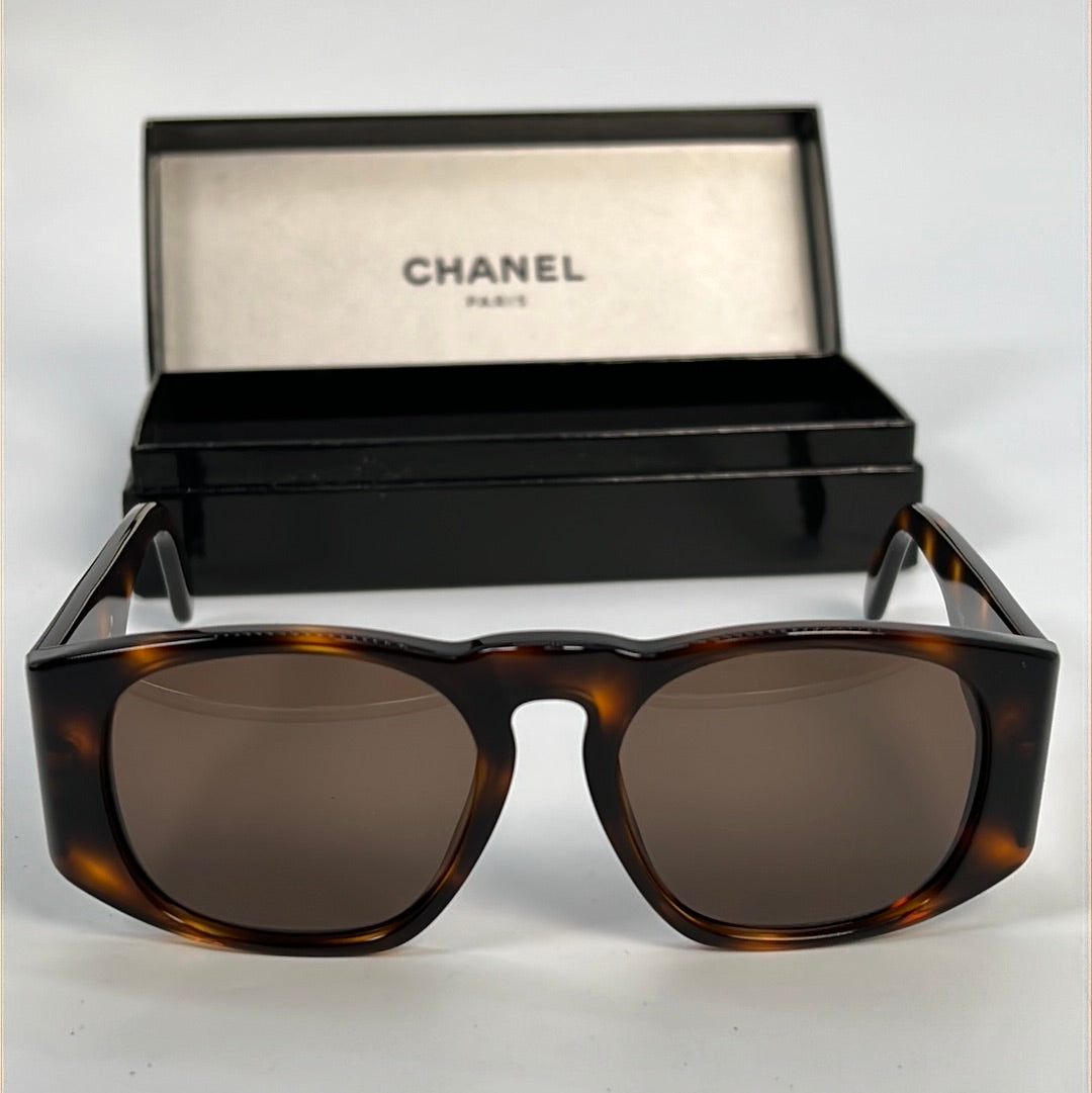 Preloved Chanel Tortoise Sunglasses with Dust Bag and Box  display picture 2
