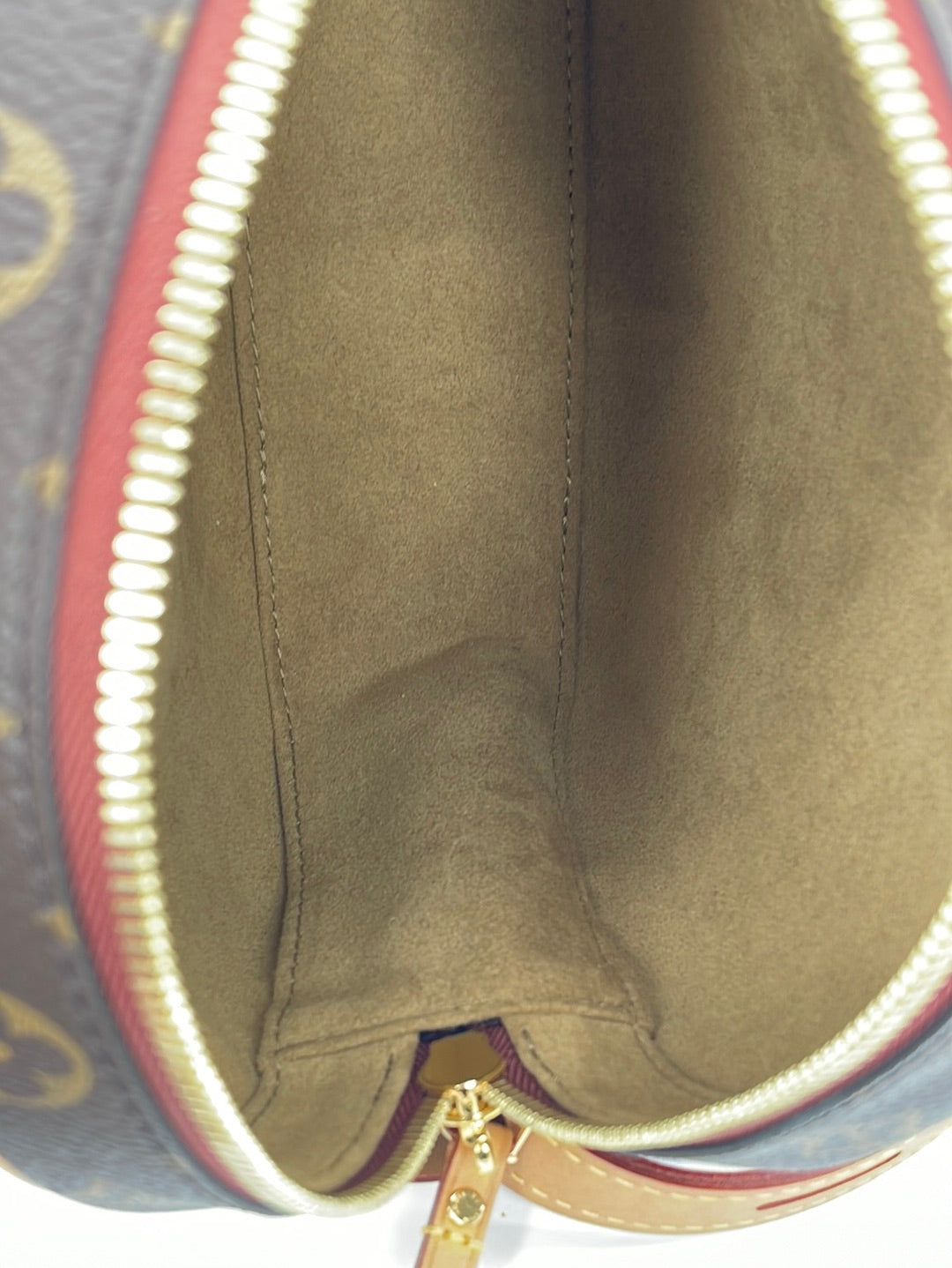 SOLD!!🎀Louis Vuitton Boite Chapeau Souple Bag  Sophisticated outfits, Louis  vuitton, High fashion poses