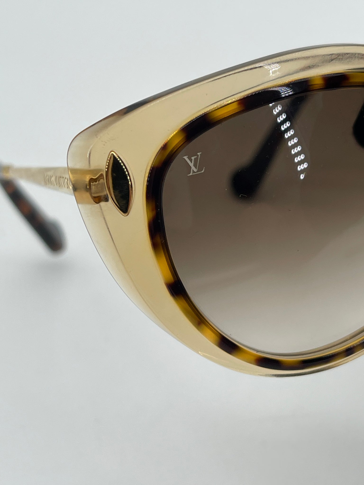 Preloved Louis Vuitton Tortoise Shell/ Acetate Metal Willow Sunglasses. R1105 093024 H