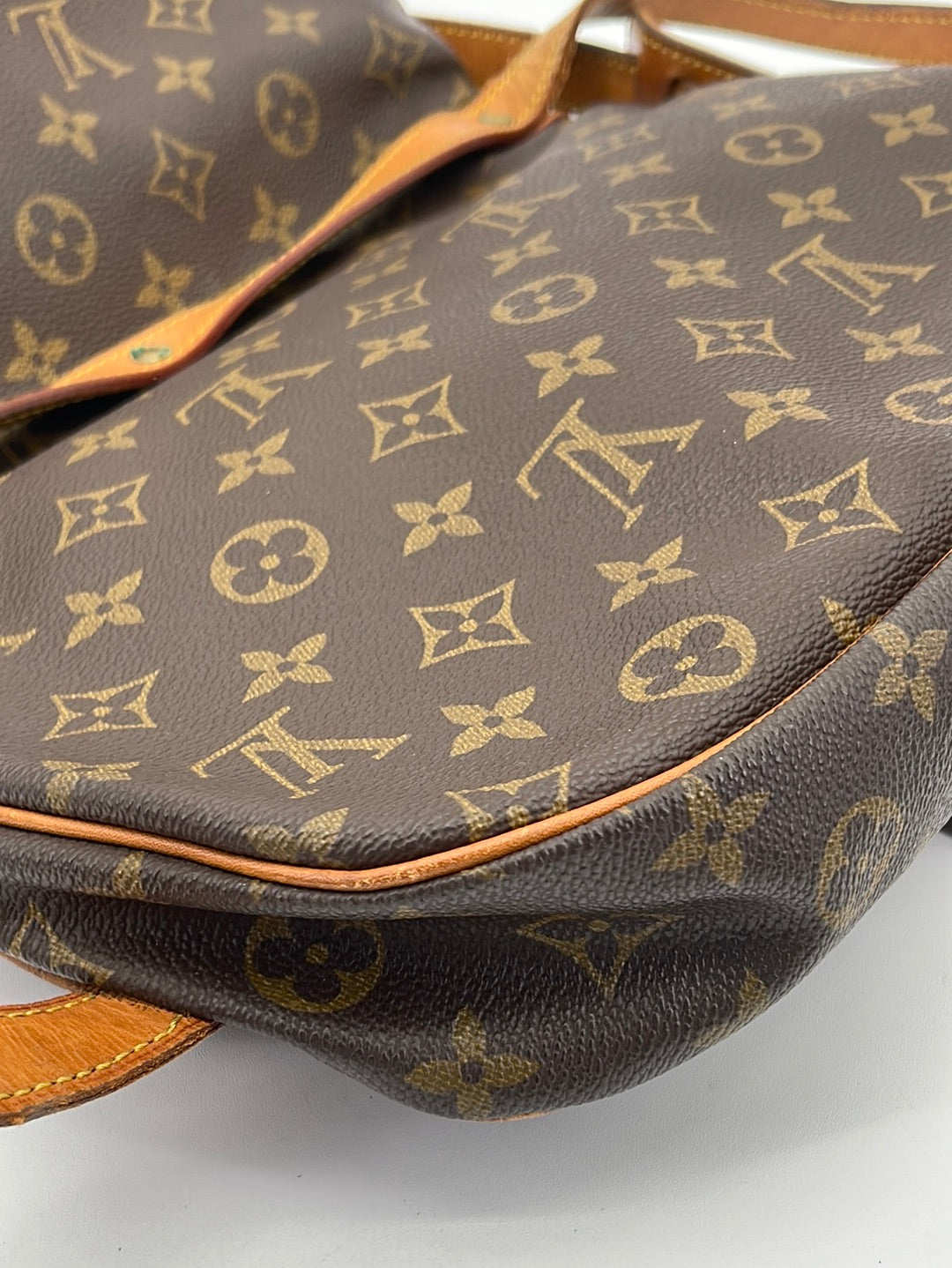 Preloved Louis Vuitton Monogram Saumur 30 Crossbody Bag AR1911 012623 –  KimmieBBags LLC