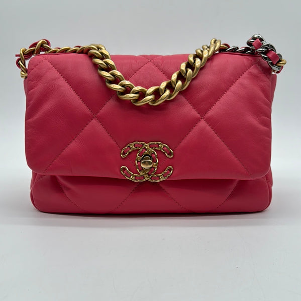 Chanel 19 leather handbag Chanel Pink in Leather - 25302167