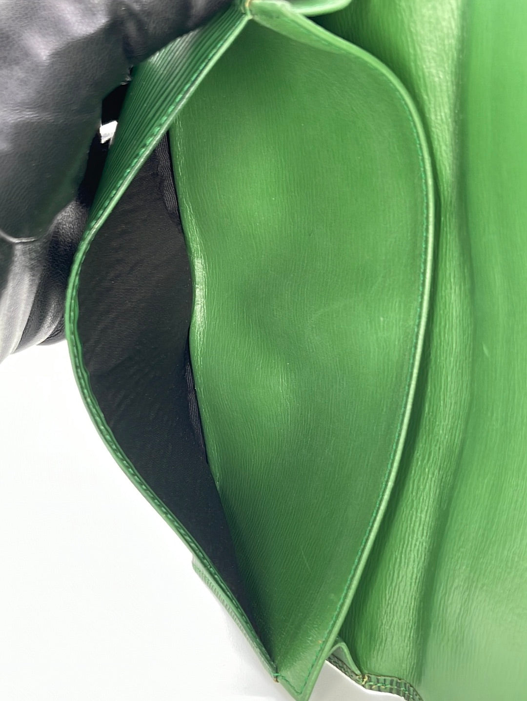 Preloved Louis Vuitton Porte Yen 3 Cartes Green Epi Bifold Wallet (K) LO0922 020524