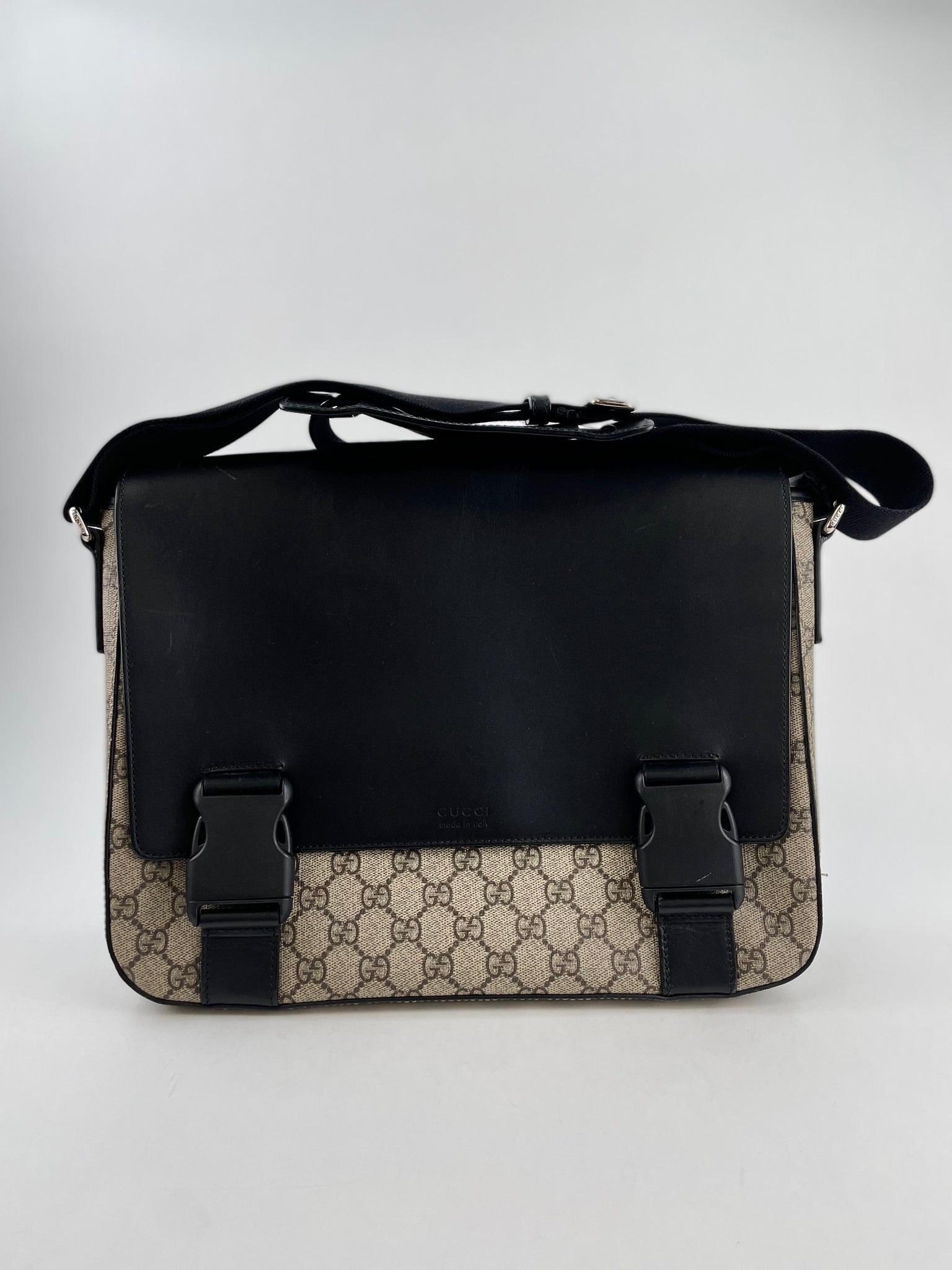 Gucci Black Signature Leather Flap Messenger Bag Gucci