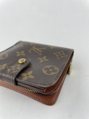 compact zippy wallet