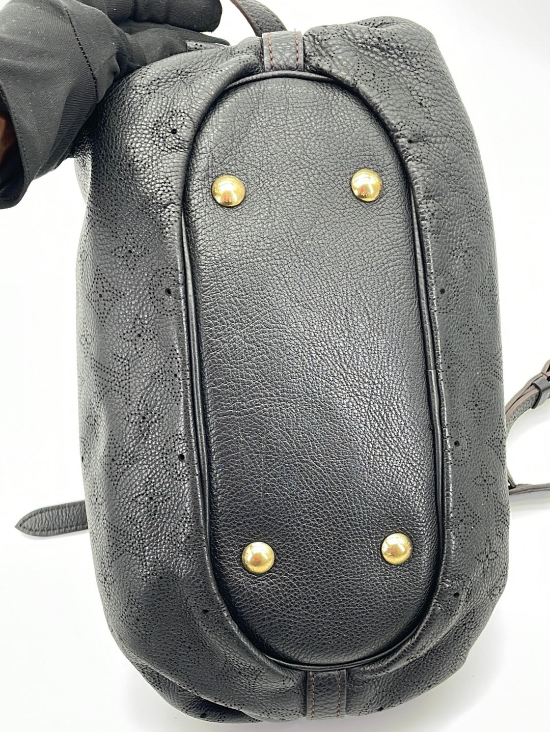 Louis Vuitton Black Taurillon Leather Mahina Hobo Bag.  Luxury, Lot  #18020