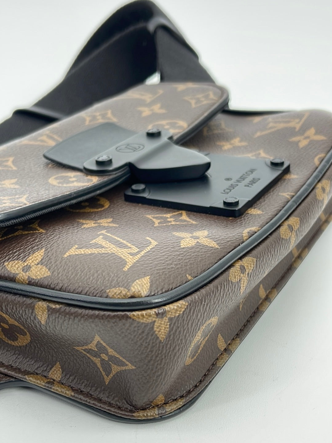Louis Vuitton MONOGRAM Exclusive online prelaunch - s lock sling bag  (M45807)