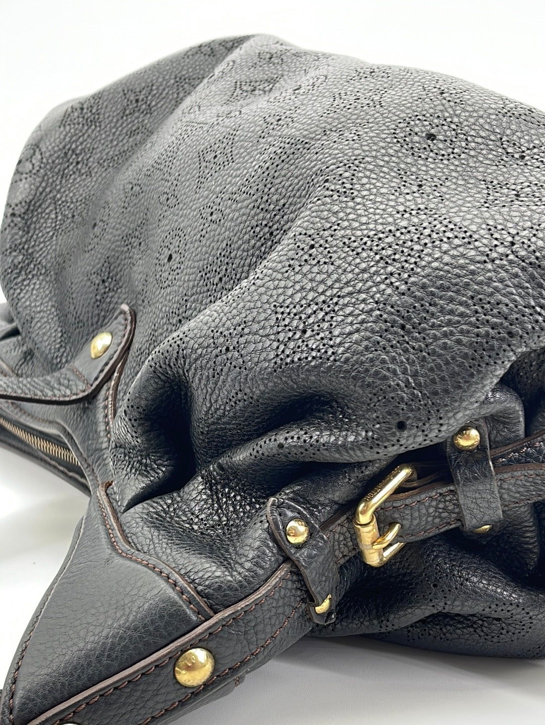 At Auction: A Louis Vuitton Mahina Leather Handbag, Black Leather Hand Bag  With Gold Tone Hard Wear. Large interior with Zipped Pocket. Please See  Photos For Condition. h32cm x w 44cm 13673