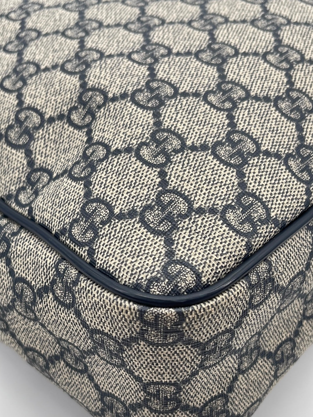 Preloved Gucci Navy GG Supreme Canvas Front Zip Messenger Bag 201448002123 060123
