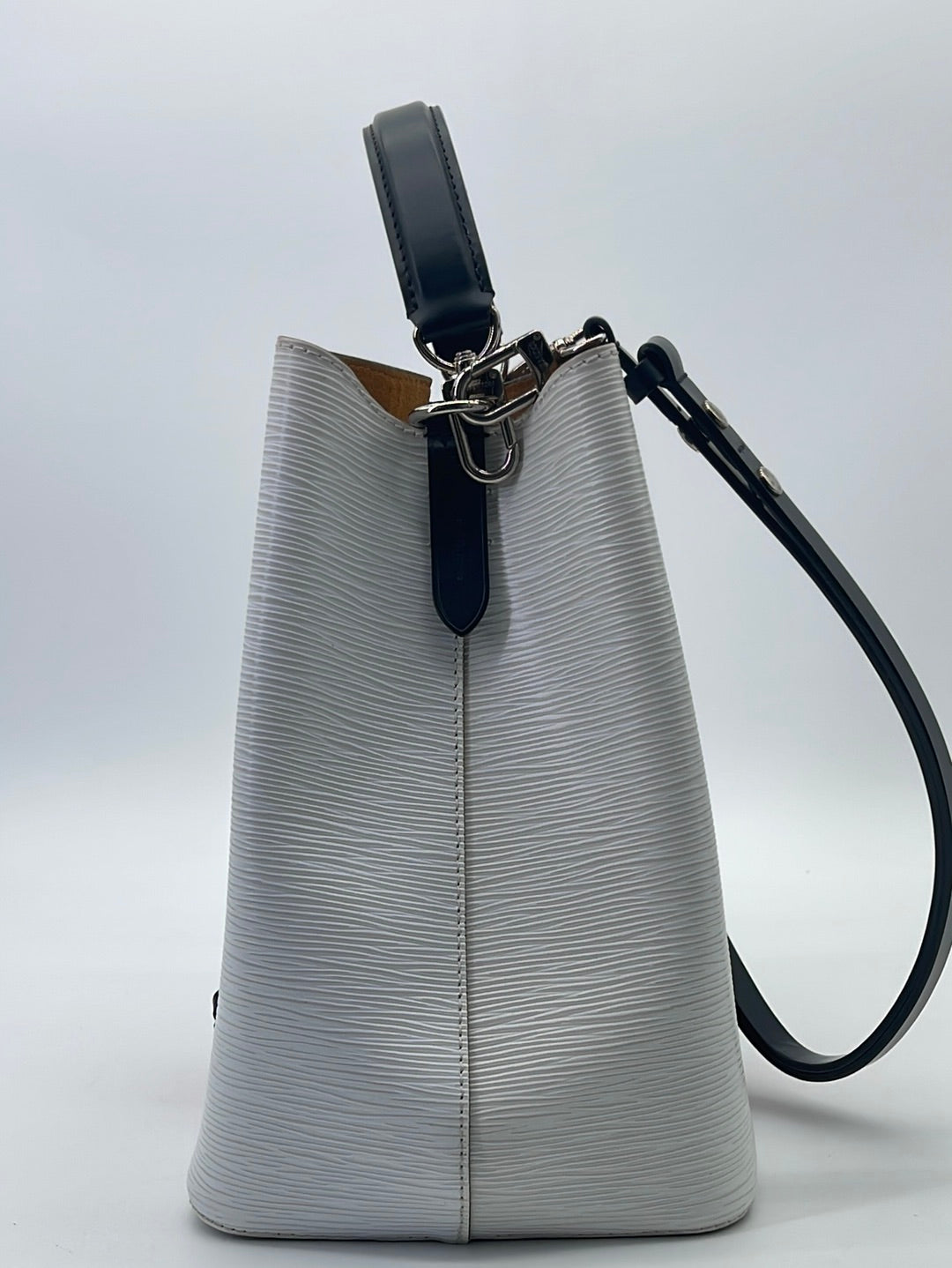 Louis Vuitton NeoNoe Handbag Epi Leather MM — Otra Vez Couture Consignment