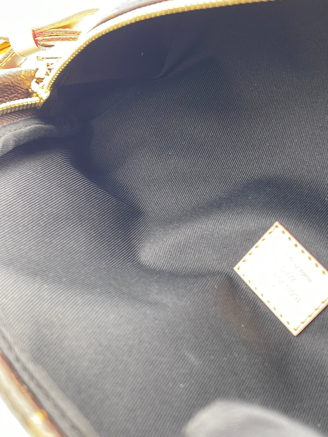 Louis Vuitton Black Monogram Shadow Discovery Bumbag Leather Pony-style  calfskin ref.650558 - Joli Closet