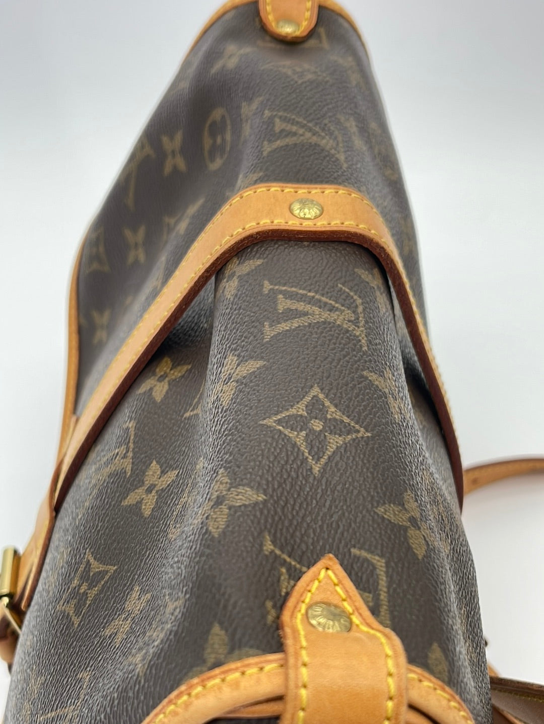 Louis Vuitton Vintage Monogram Canvas Saumur 30 Messenger Bag - FINAL –  LuxeDH