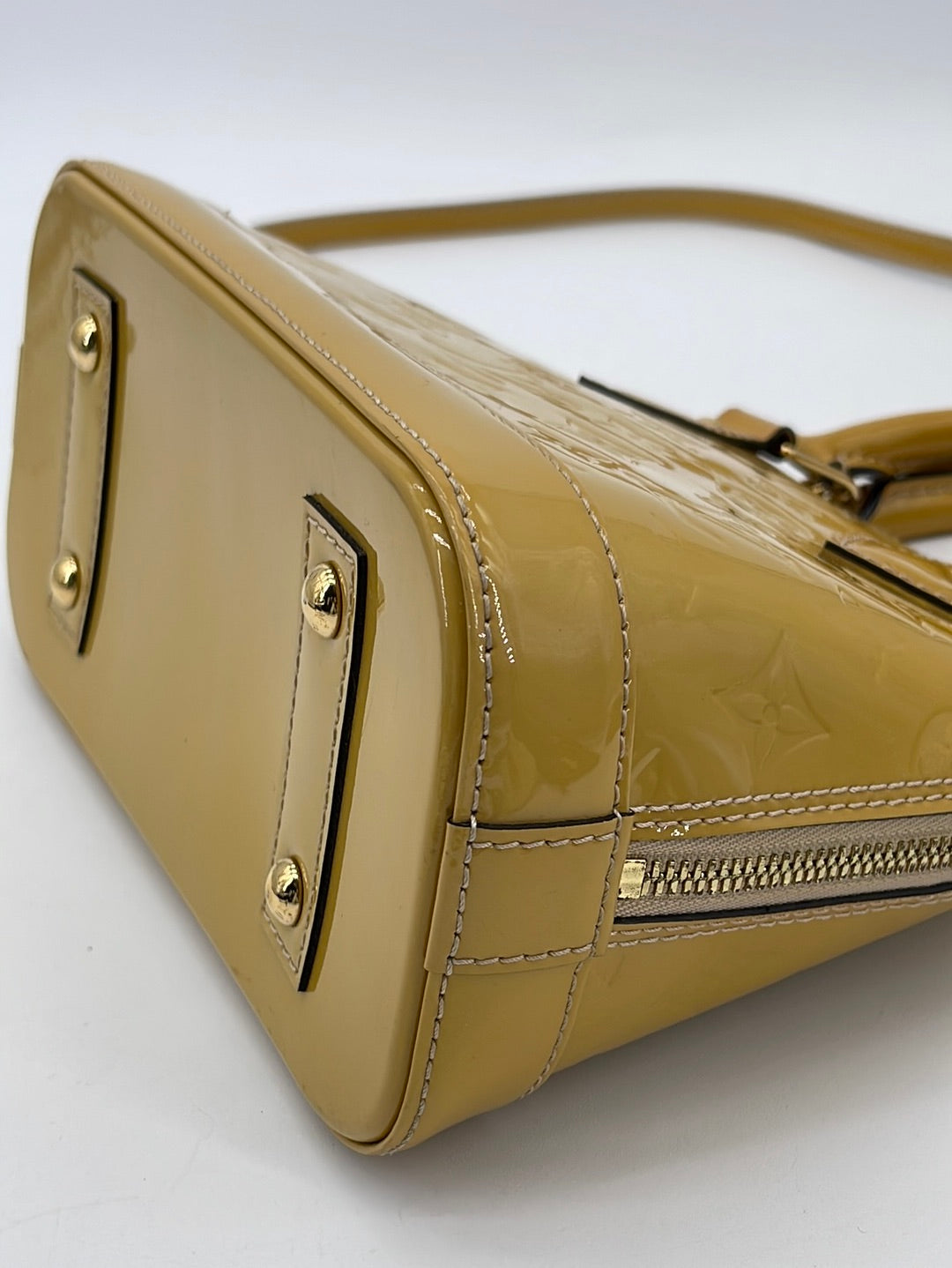 Louis Vuitton Gold Monogram Vernis Alma BB Golden Leather Patent leather  ref.784231 - Joli Closet
