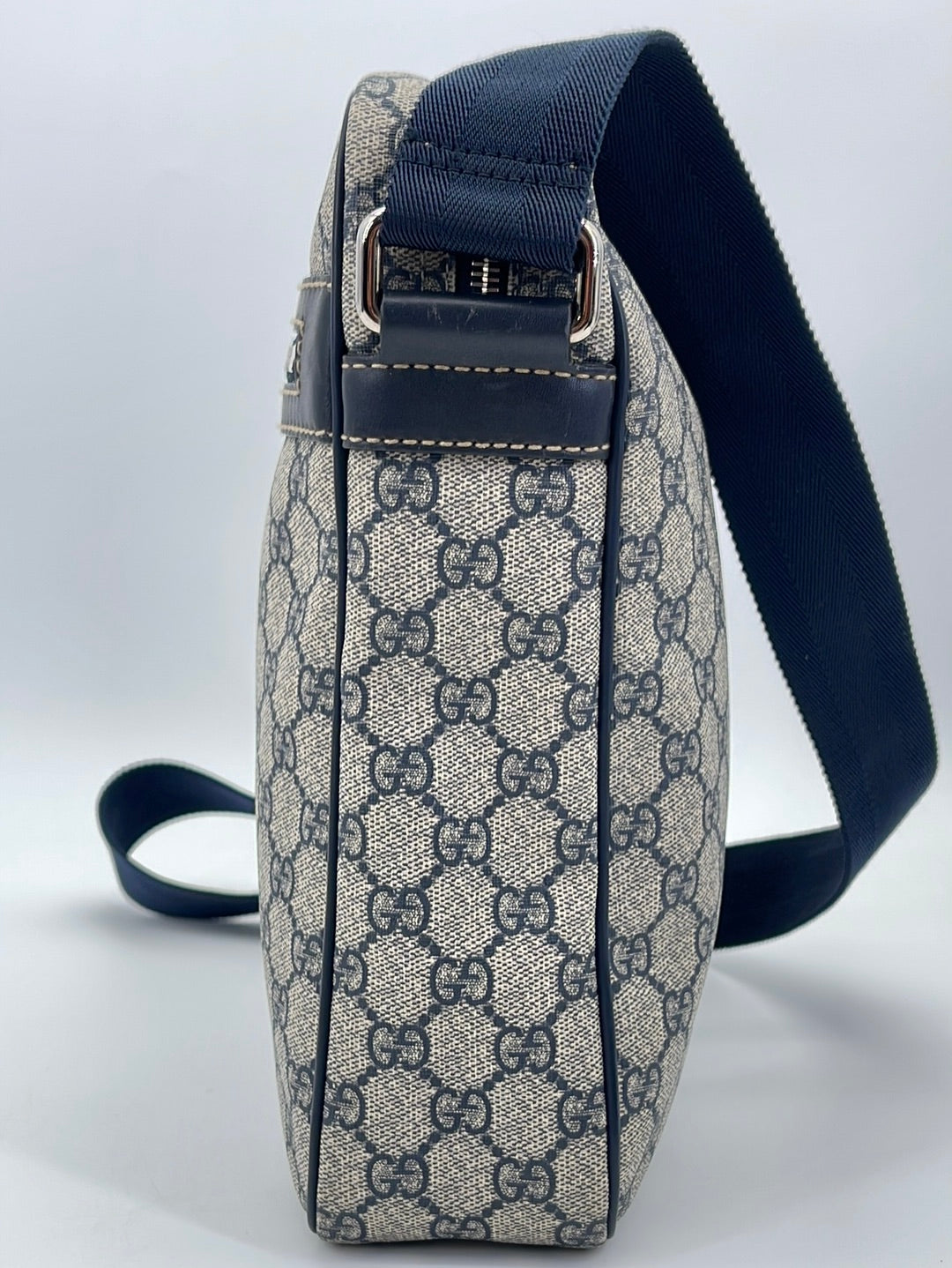 Preloved Gucci Navy GG Supreme Canvas Front Zip Messenger Bag 201448002123 060123