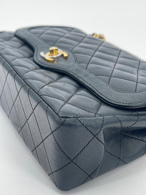 Chanel Black Quilted Lambskin Medium Vintage Classic Diana Flap