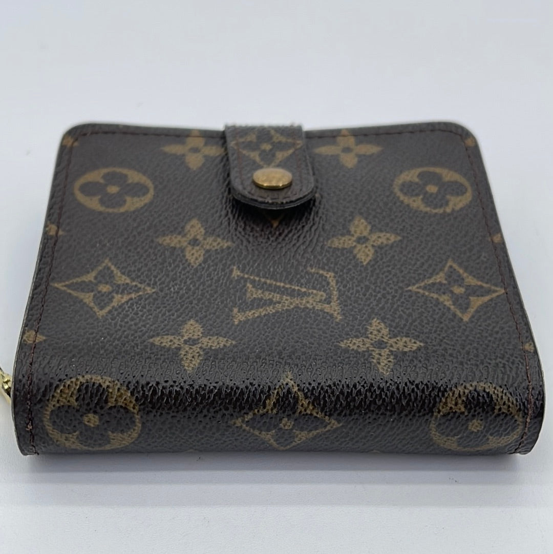 Louis Vuitton 2-Fold Monogram Wallet - Preowned – Aveugle Shop