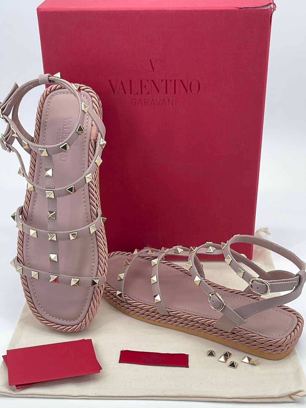 GIFTABLE NEW Valentino Rockstud Poudre Flat Sandals Size 38 (8) 246 052323 $550 OFF FLASH