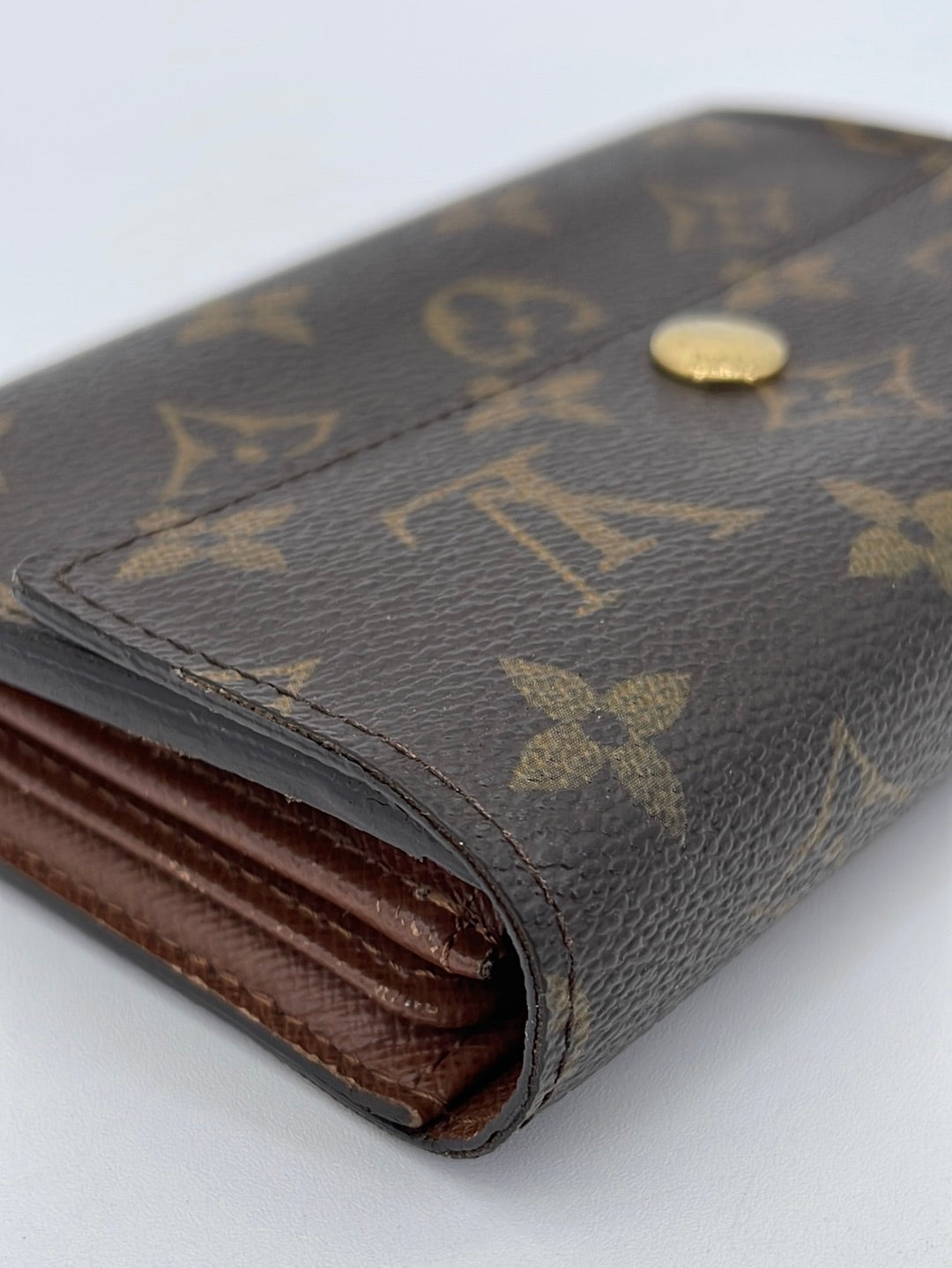 Louis Vuitton Monogram Canvas Passport Wallet (SHF-18693) – LuxeDH