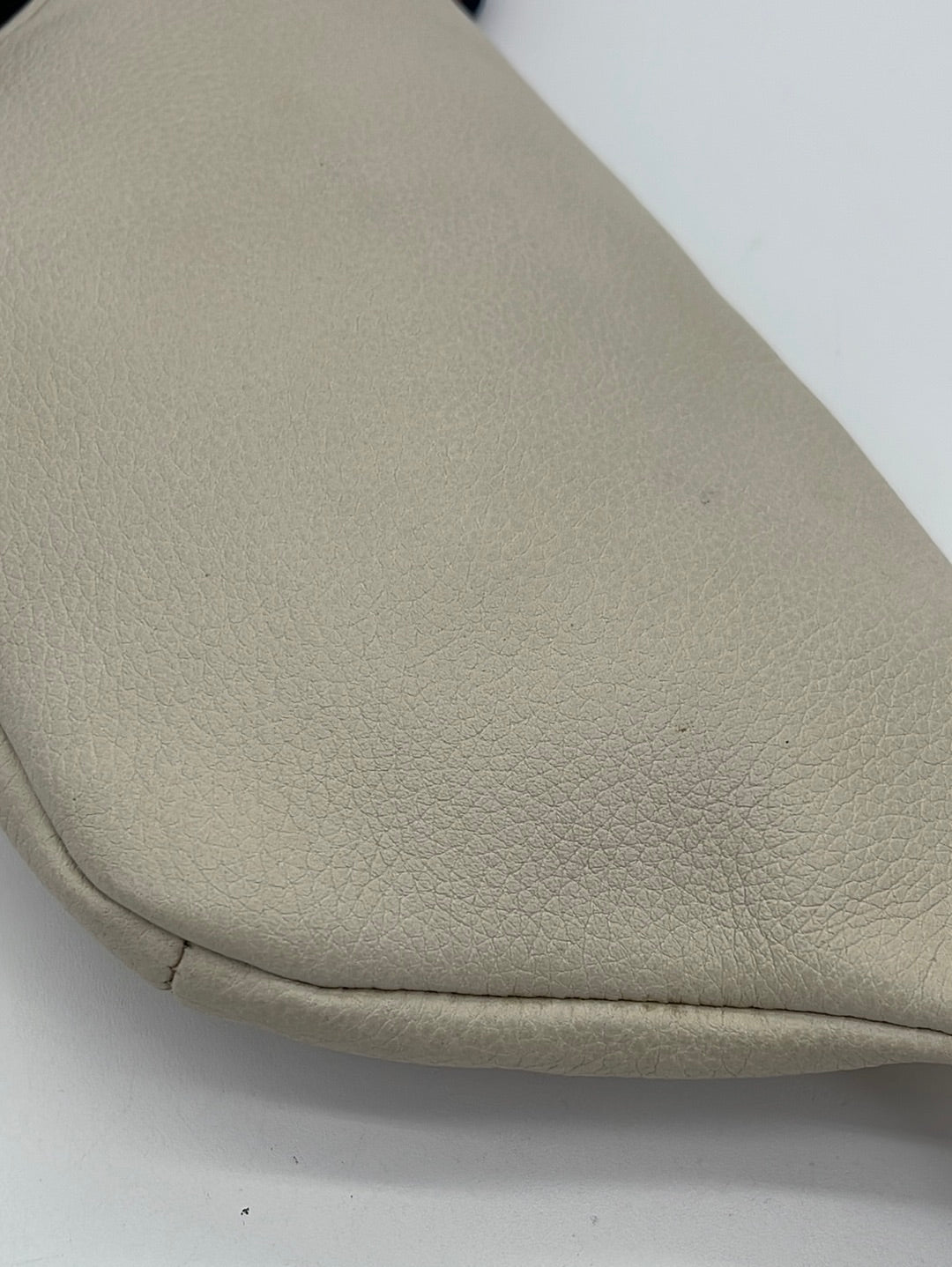 Preloved Gucci White Pebbled Leather Logo Belt Bag 527792204991 061423