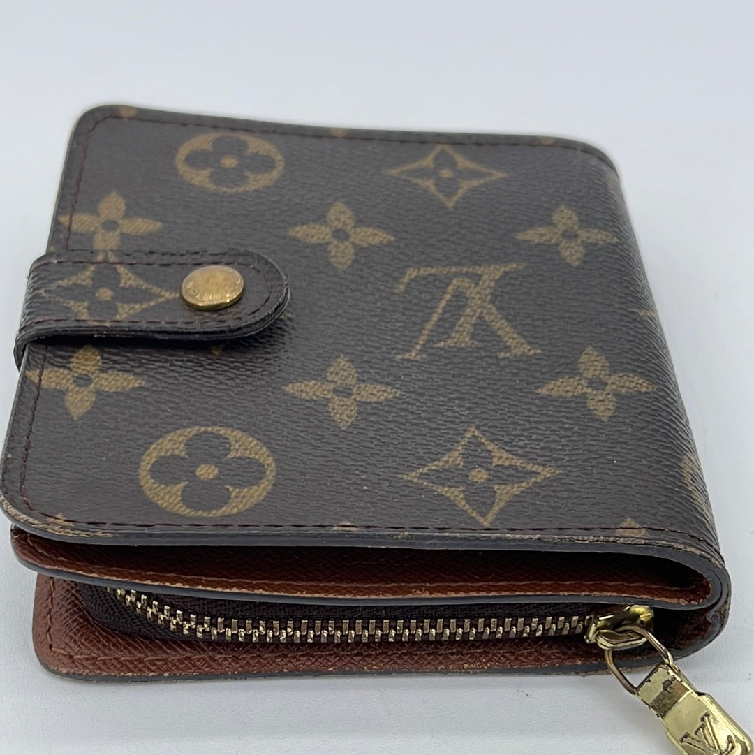 🎒SOLD 🎒LOUIS VUITTON LOU WALLET in monogram canvas with contrasting front  pocket. Has six card slots and zipped coin pocket and closes…