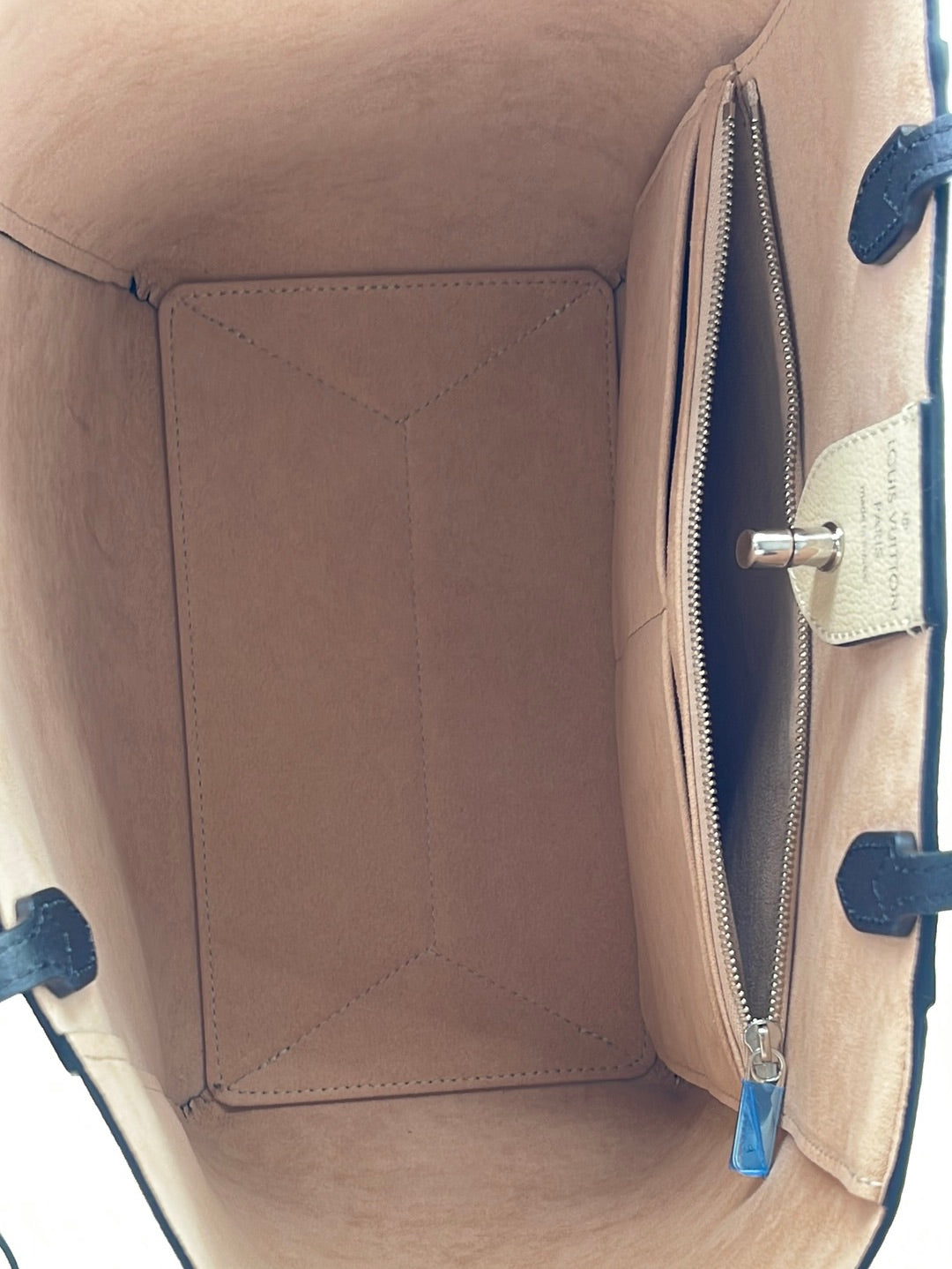 Brown Louis Vuitton LockMe Cabas Tote Bag, Valise cabine Louis Vuitton  Horizon en cuir épi fuschia