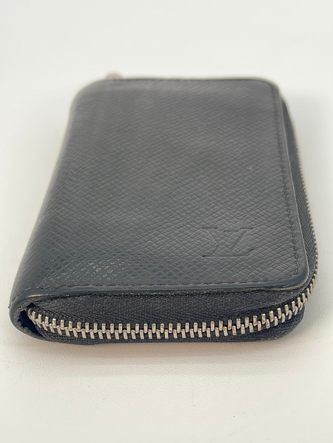 PRELOVED Louis Vuitton Black Taiga Mini Zippy Wallet MI2129 032323