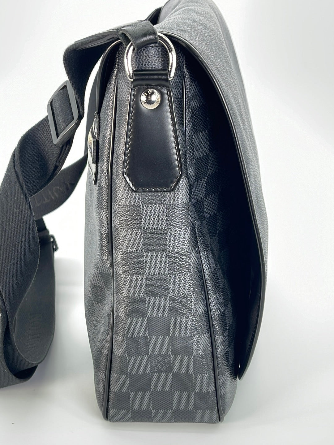 Louis Vuitton Damier Graphite Canvas Daniel GM Messenger Bag - Yoogi's  Closet