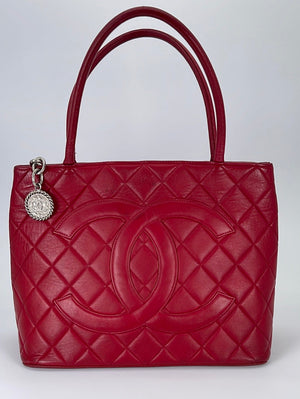  Chanel, Pre-Loved Red Quilted Caviar Medallion Tote, Red :  Luxury Stores