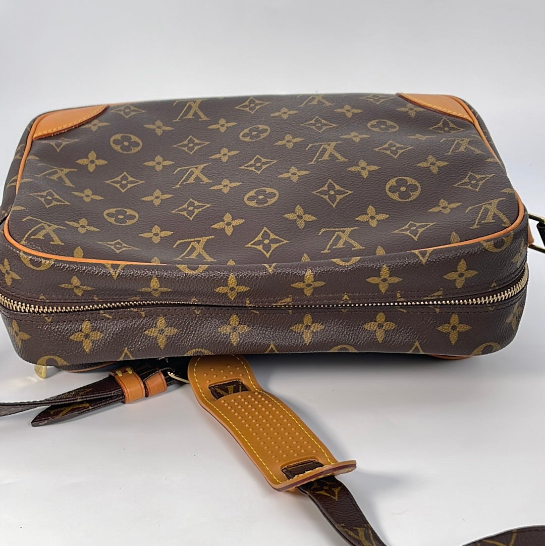 Louis Vuitton Monogram Nil Messenger Camera Bag For Sale at