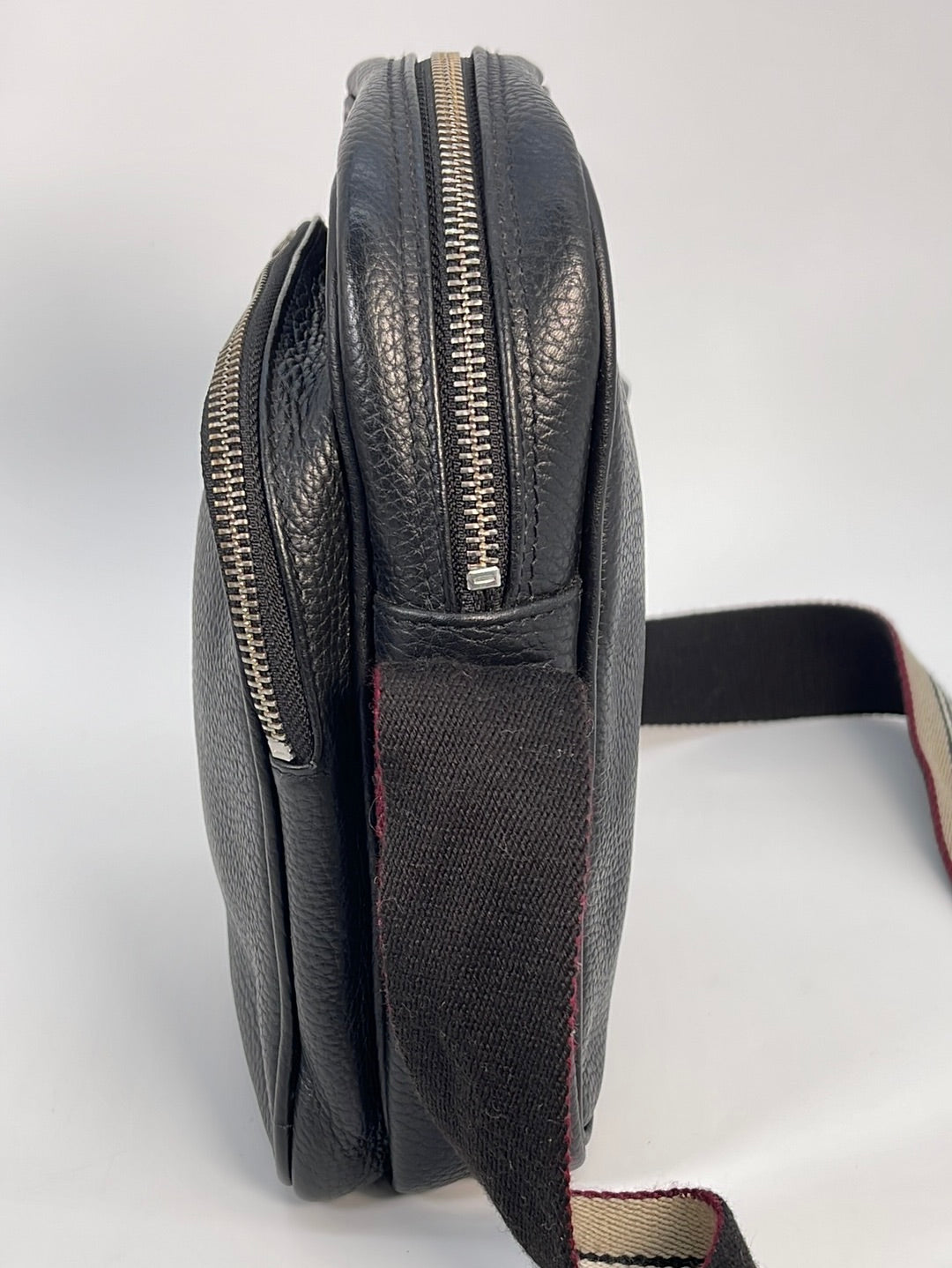Preloved Burberry Black Leather Crossbody Messenger Bag R7BM3DY 013023