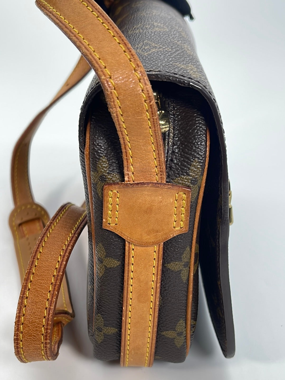 Louis Vuitton - Authenticated Gibeciere Handbag - Leather Brown Plain for Women, Very Good Condition