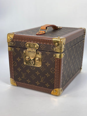 Sold at Auction: Louis Vuitton, Louis Vuitton Monogram Trunk Boite Flacons Beauty  Vanity Case Vintage