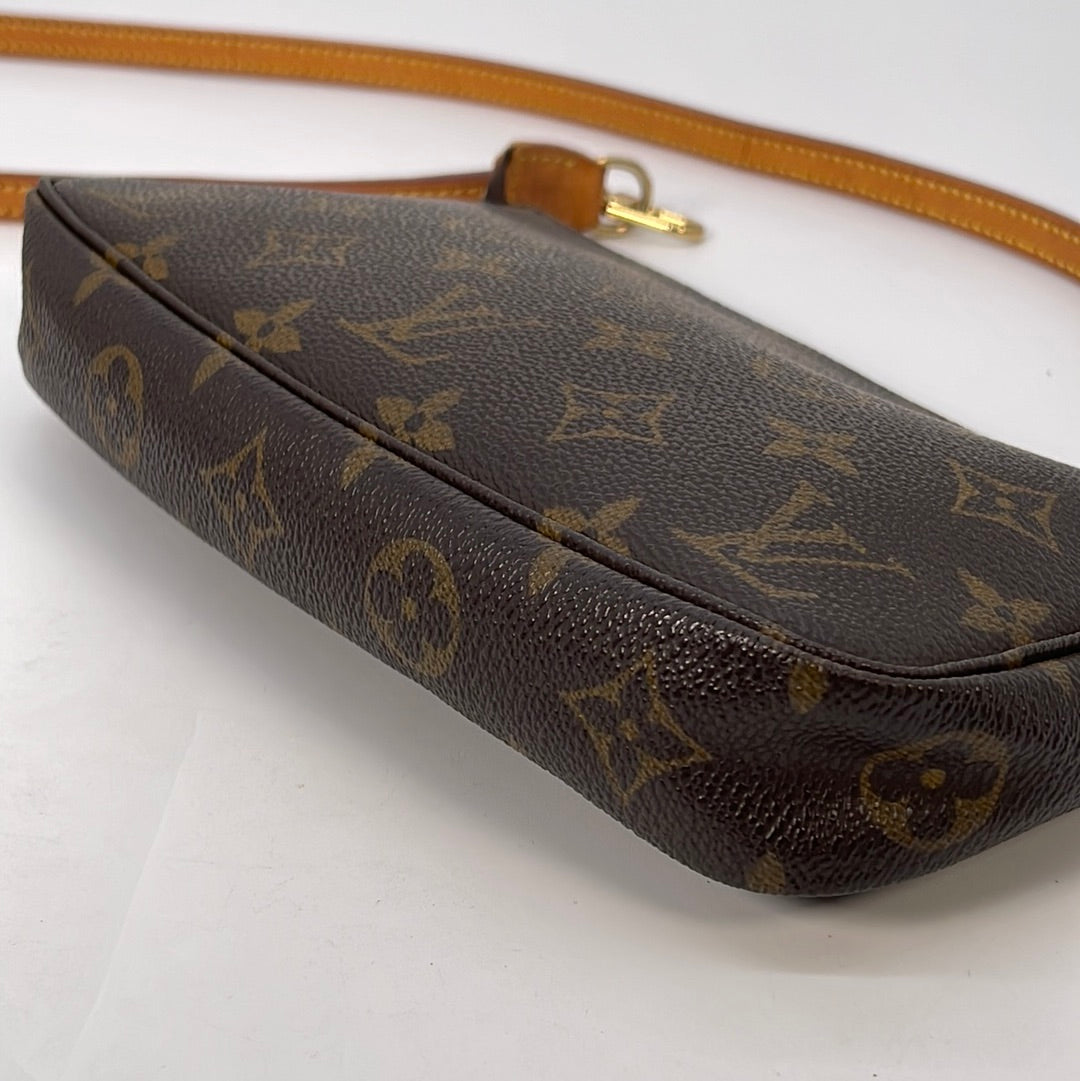 PRELOVED Louis Vuitton Monogram Accessories Pochette Bag VI1919 021023 –  KimmieBBags LLC